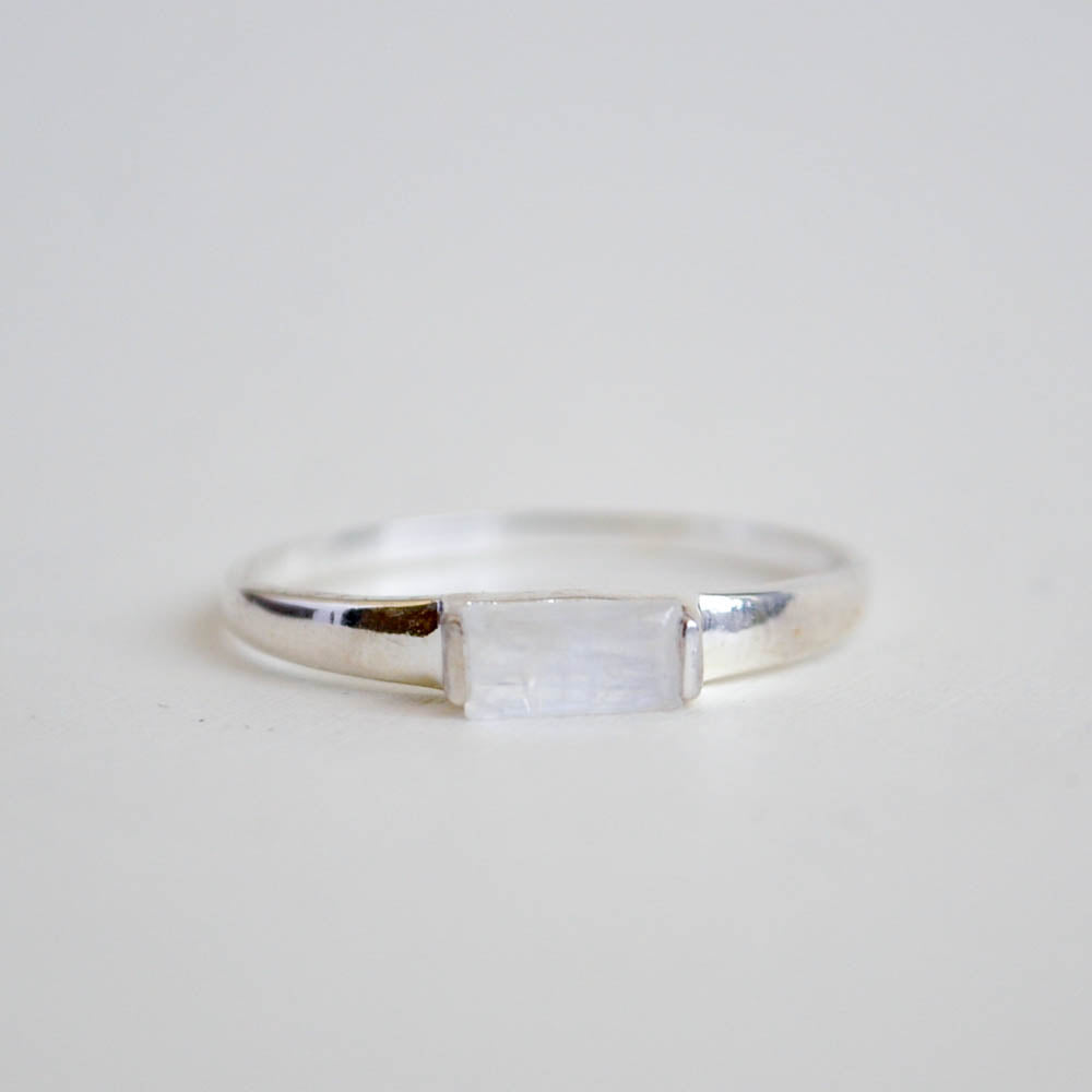 Flashy moonstone baguete gemstone set horiztonally on a classic half round ring band in sterling silver