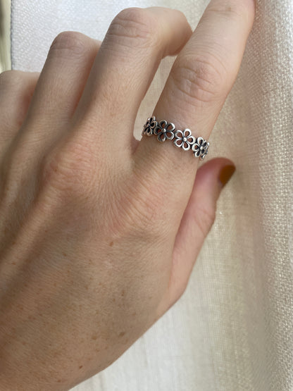 Dancing Daisy Ring